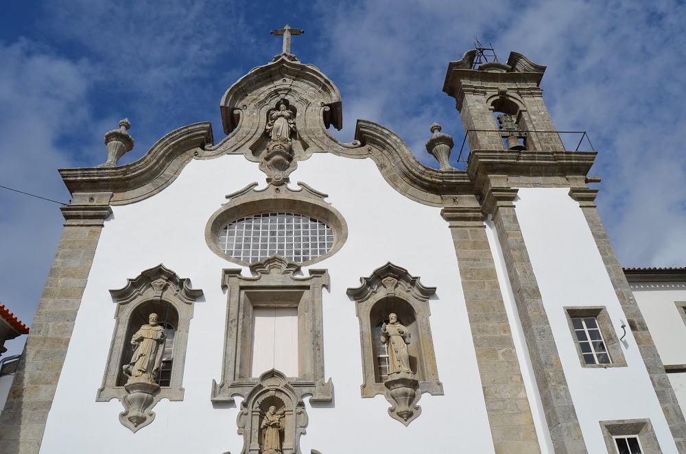 Concluída intervenção para travar ruína de igreja seiscentista de Viana.