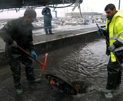 Chuva e maré alta cortam trânsito na frente ribeirinha de Viana