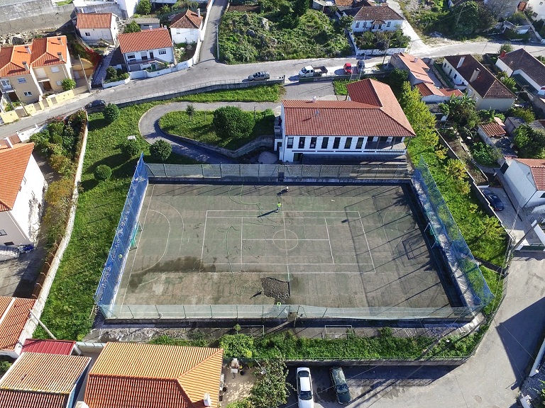 Começou construção do relvado sintético do polidesportivo dos Cabeços