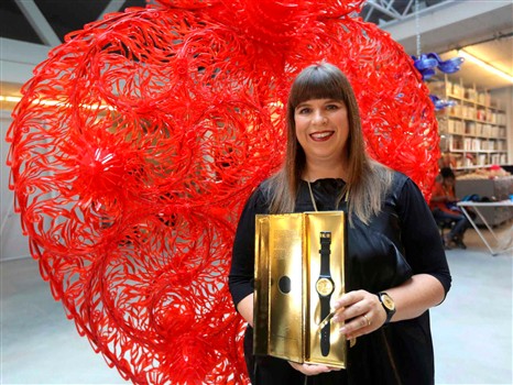 Joana Vasconcelos cria relógio para a Swatch com apoio de ourives de Viana do Castelo