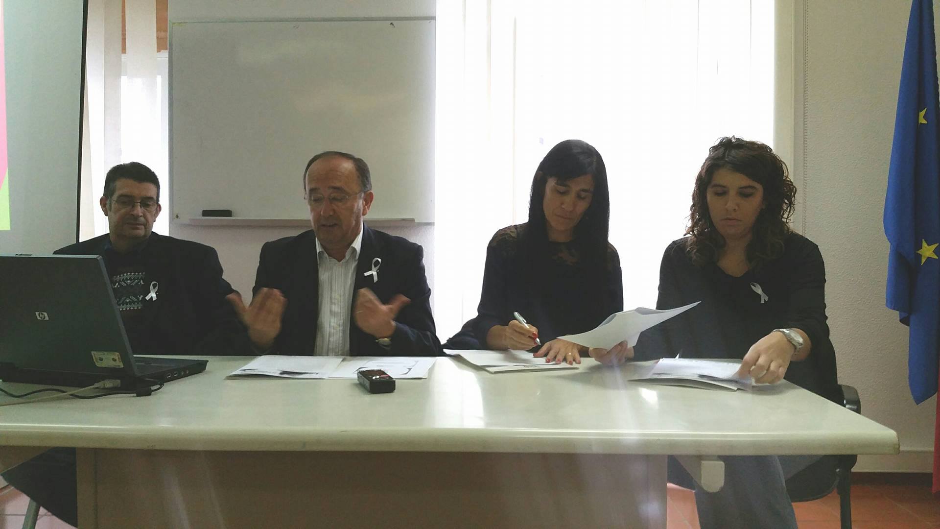 Laço branco formado por cerca de 3 mil jovens alerta para violência doméstica