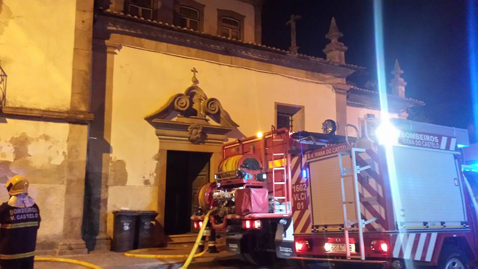 Incêndio destrói parcialmente solar dos Quesados devoluto há vários anos