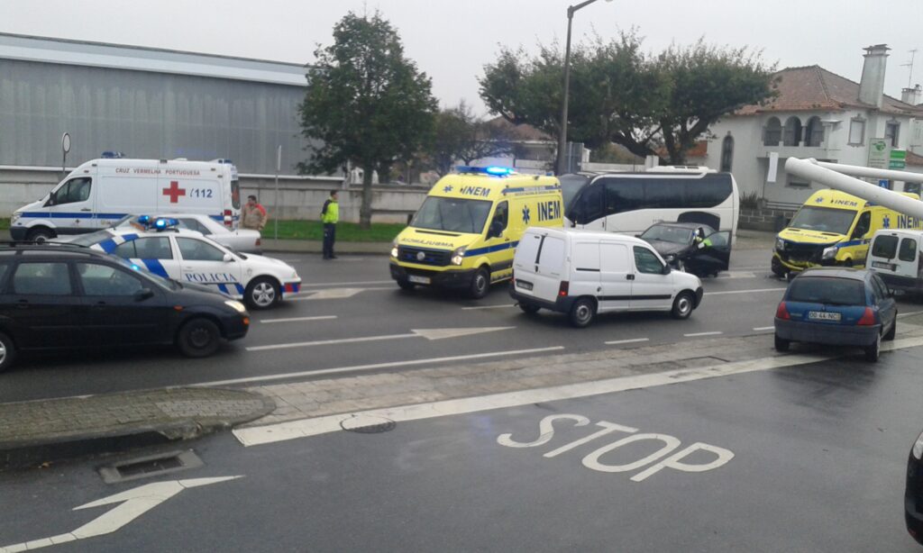 Ambulância do INEM pertencente aos bombeiros voluntários de Viana fora de serviço após colisão