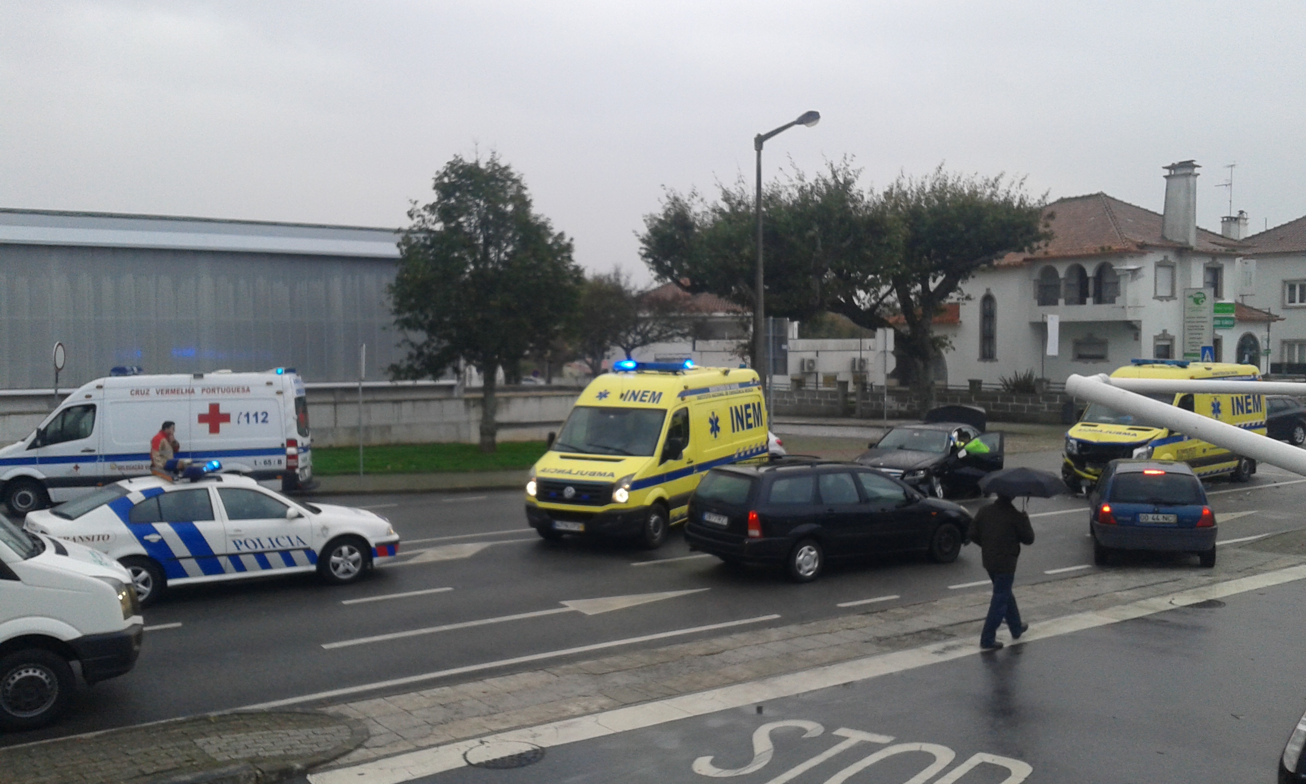 Ambulância do INEM pertencente aos bombeiros voluntários de Viana fora de serviço após colisão
