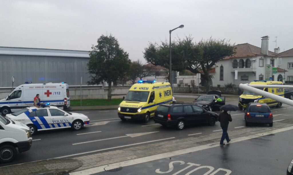 Ambulância do INEM pertencente aos bombeiros voluntários de Viana fora de serviço após colisão