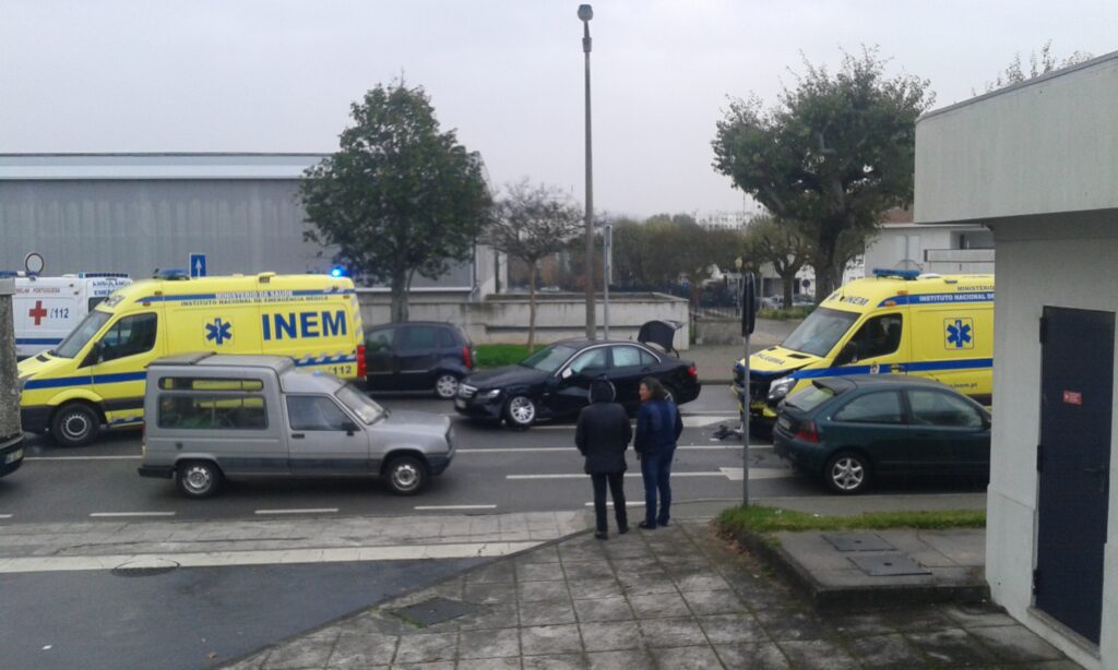 Ambulância do INEM pertencente aos bombeiros voluntários de Viana fora de serviço após colisão