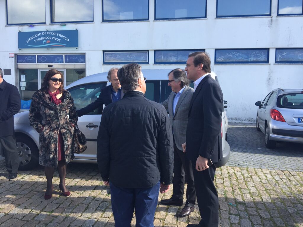 Pescadores de Viana queixam-se a Passos Coelho do assoreamento da barra