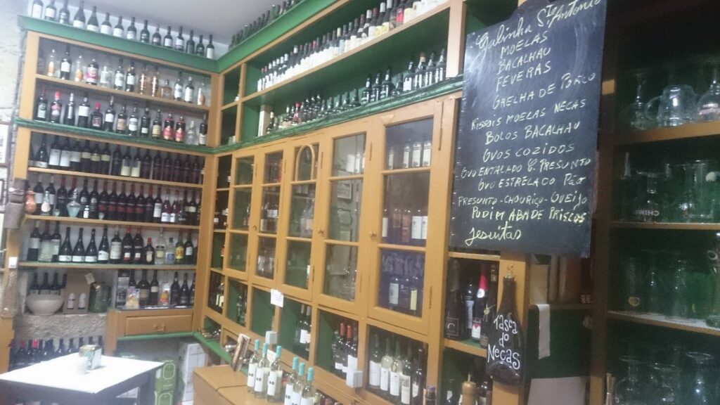 Santa Marta de Portuzelo: Começou por ser mercearia e passou a tasca que serve por mês cerca de 800 quilos de moelas