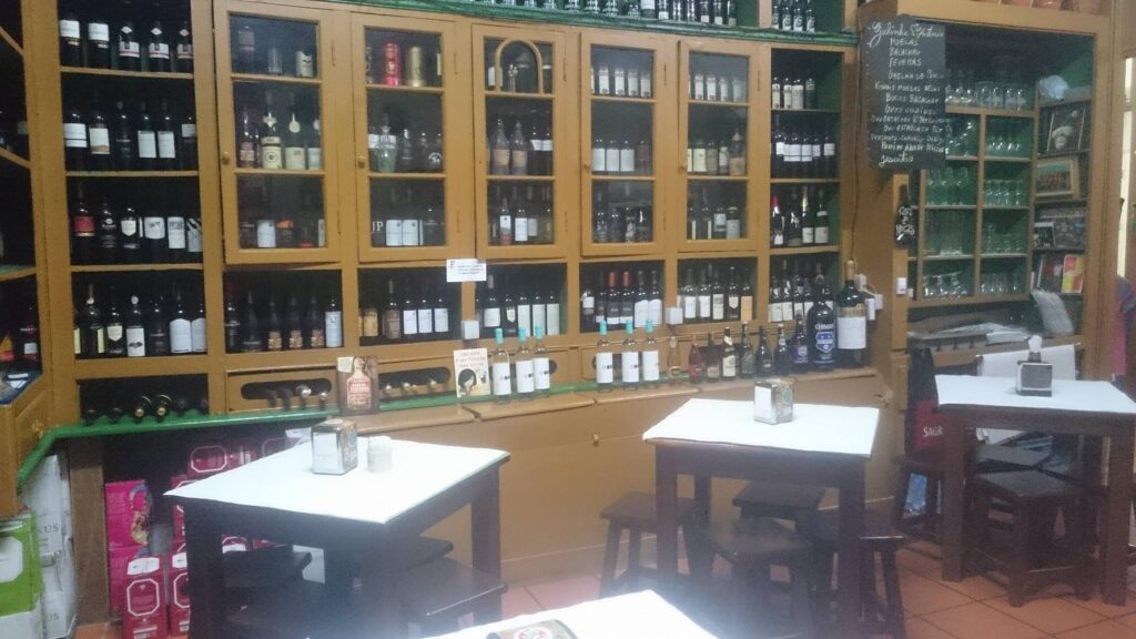 Santa Marta de Portuzelo: Começou por ser mercearia e passou a tasca que serve por mês cerca de 800 quilos de moelas