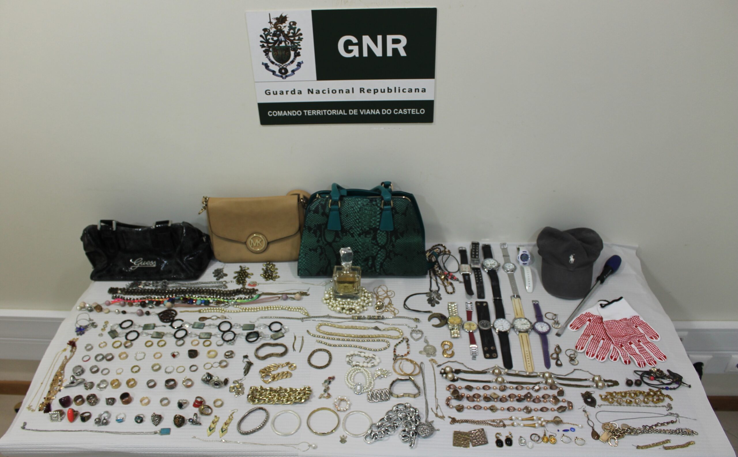 GNR de Viana apanha suspeito de furto e recupera artigos no valor de 4.900 euros