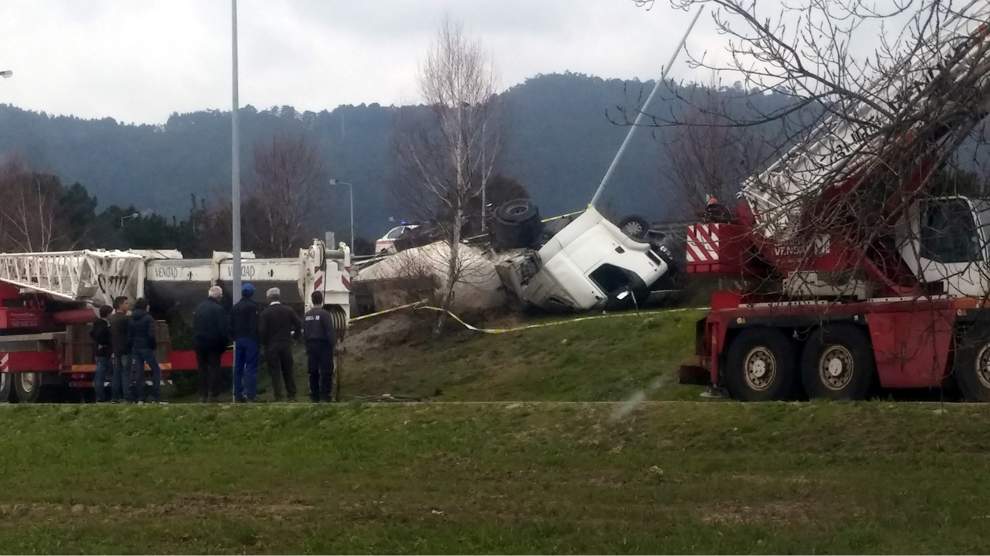 Já começaram trabalhos de remoção de camião que se despistou em Viana no acesso da A28