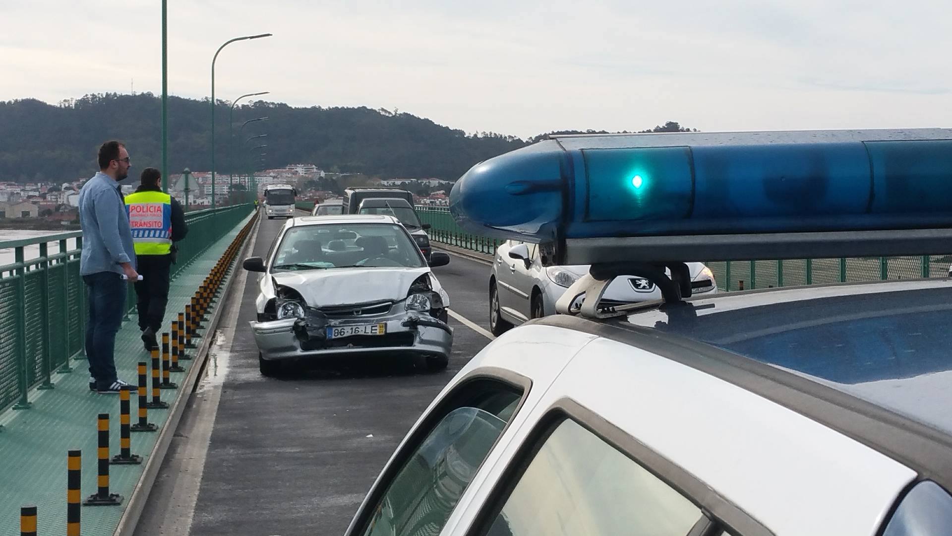 Choque em cadeia na ponte Eiffel de Viana faz três feridos ligeiros