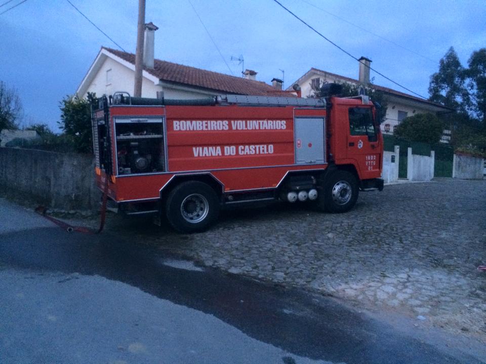 Incêndio em Alvarães extinto após quase três horas de combate