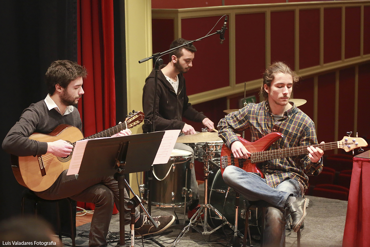 Caminha envolve dezenas de músicos e artistas em espetáculo para celebrar abril