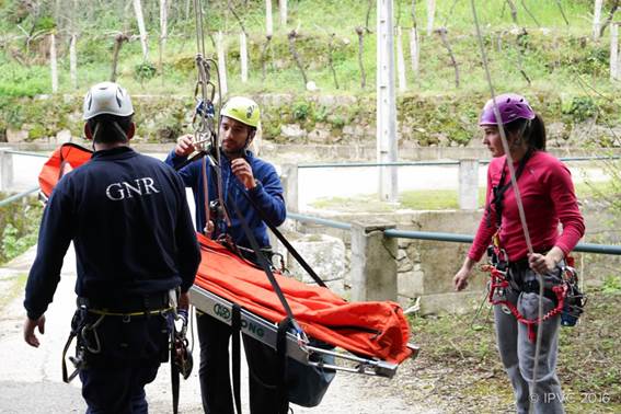 Alunos do mestrado em Desporto Natureza do IPVC recebem formação da Unidade de Intervenção em Montanha da GNR