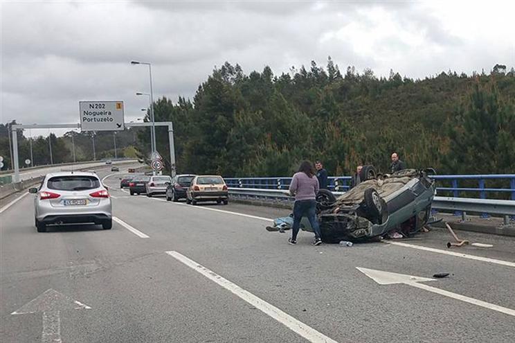 Despiste seguido de capotamento faz um ferido grave na A27