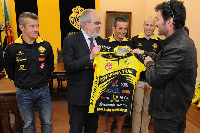 Atletas campeões da Escola Desportiva de Viana recebidos pelo executivo municipal