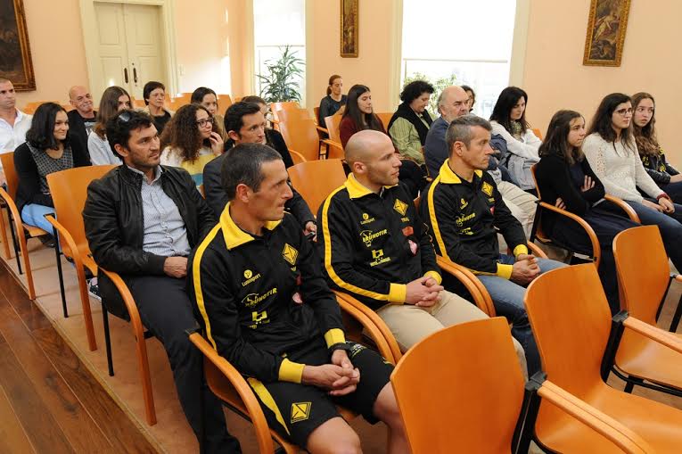 Atletas campeões da Escola Desportiva de Viana recebidos pelo executivo municipal