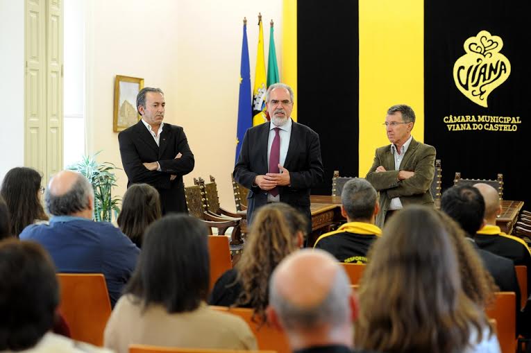 Atletas campeões da Escola Desportiva de Viana recebidos pelo executivo municipal