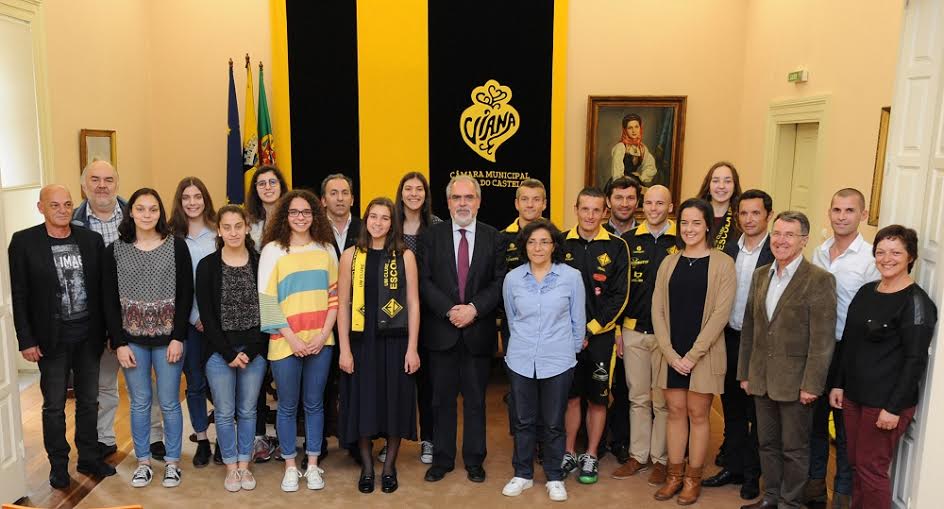 Atletas campeões da Escola Desportiva de Viana recebidos pelo executivo municipal