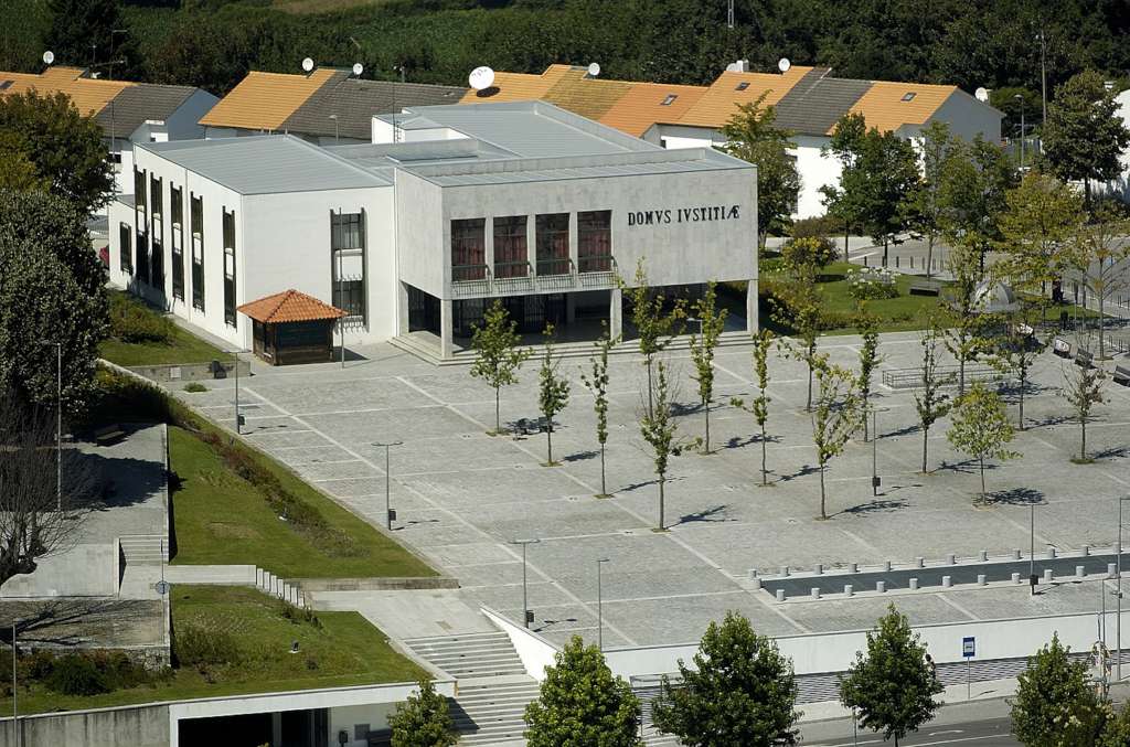 Ministra da Justiça anuncia reabertura do Tribunal de Paredes de Coura, um dos 20 encerrados em 2014
