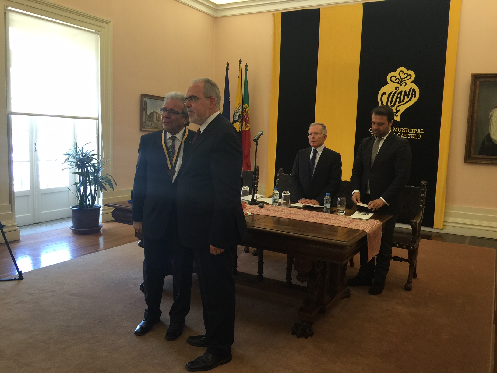Primeiro português eleito autarca em França recebeu título Cidadão de Honra de Viana