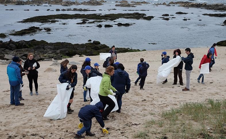 Cerca de 30 escuteiros recolhem 200 quilos de lixo na Praia Norte