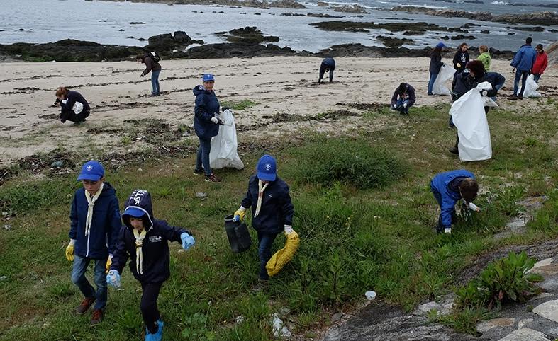 Cerca de 30 escuteiros recolhem 200 quilos de lixo na Praia Norte
