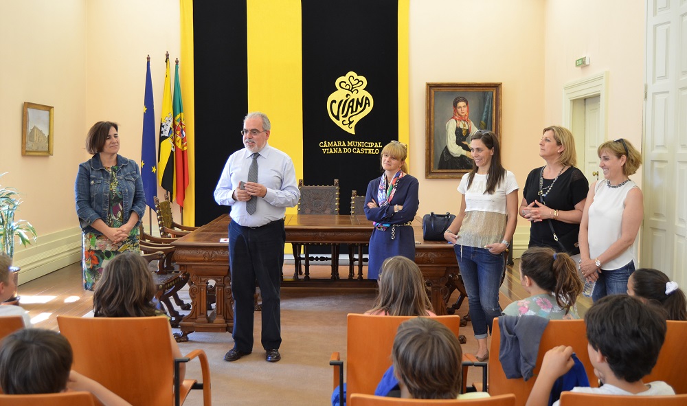 Alunos da EB1 de Monserrate apresentam projeto de empreendedorismo para melhorar o recreio ao presidente da Câmara