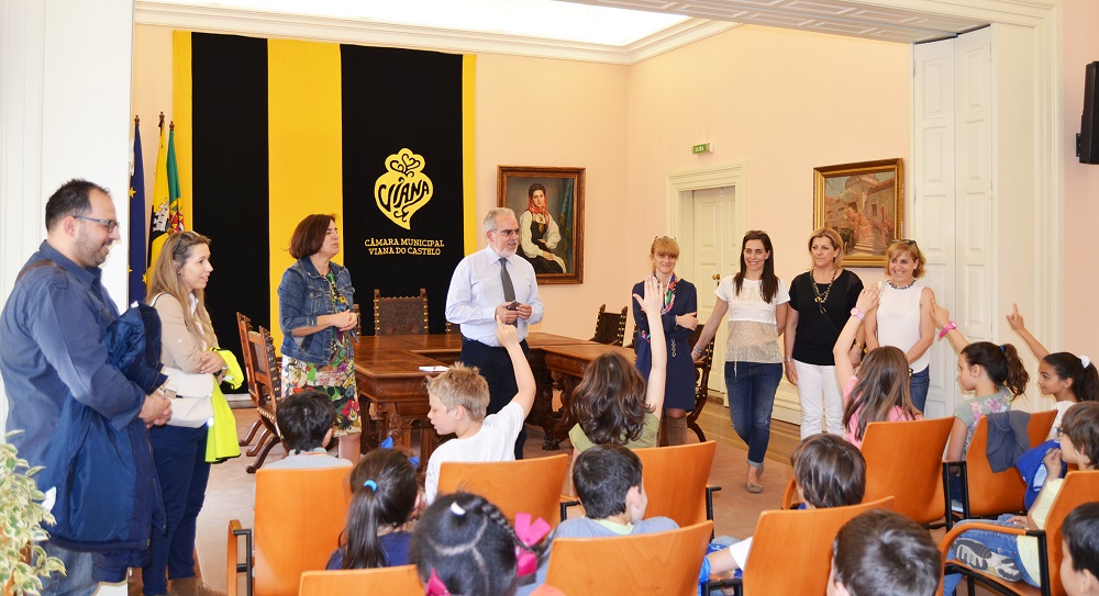 Alunos da EB1 de Monserrate apresentam projeto de empreendedorismo para melhorar o recreio ao presidente da Câmara