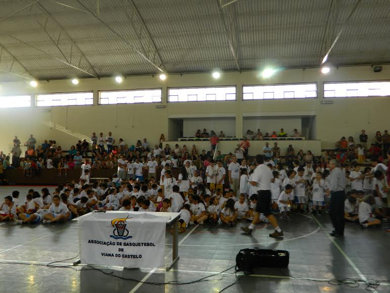 Cerca de 250 crianças de 12 clubes encerram ’tournée’ de minibasquete em Cerveira