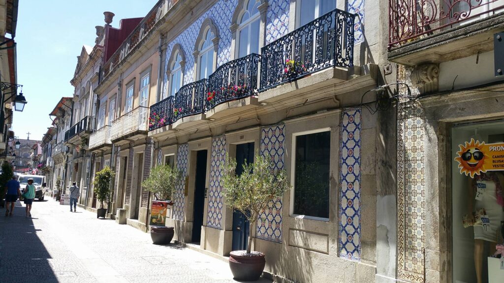 Artista brasileira conduz visita guiada a exposição de cultura celta na Casa Manuel Espregueira e Oliveira