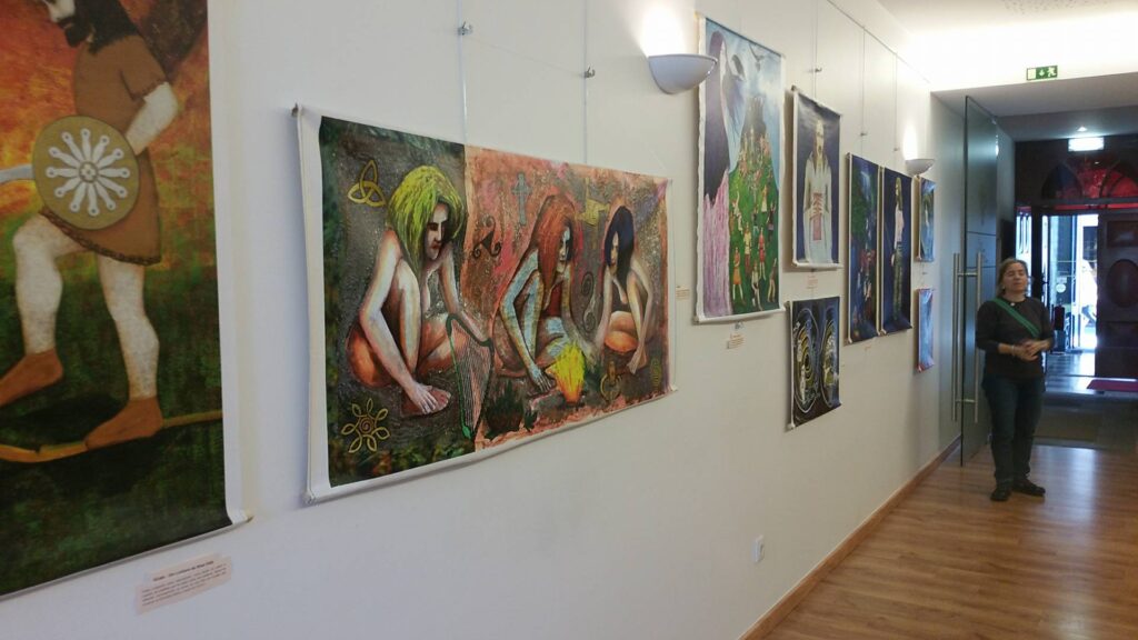Artista brasileira conduz visita guiada a exposição de cultura celta na Casa Manuel Espregueira e Oliveira