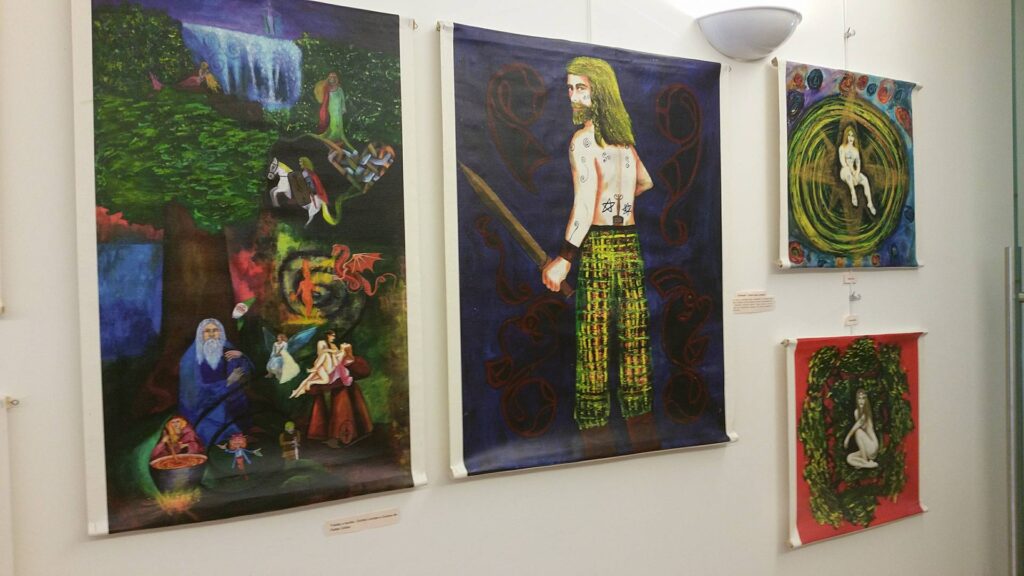 Artista brasileira conduz visita guiada a exposição de cultura celta na Casa Manuel Espregueira e Oliveira