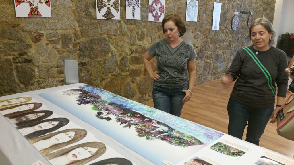 Artista brasileira conduz visita guiada a exposição de cultura celta na Casa Manuel Espregueira e Oliveira