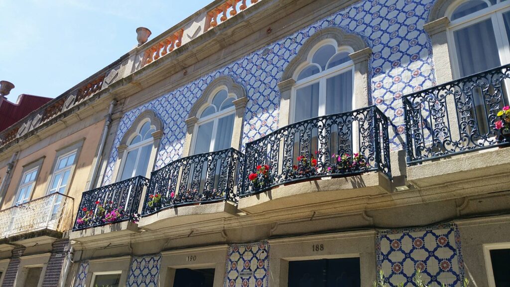 Artista brasileira conduz visita guiada a exposição de cultura celta na Casa Manuel Espregueira e Oliveira