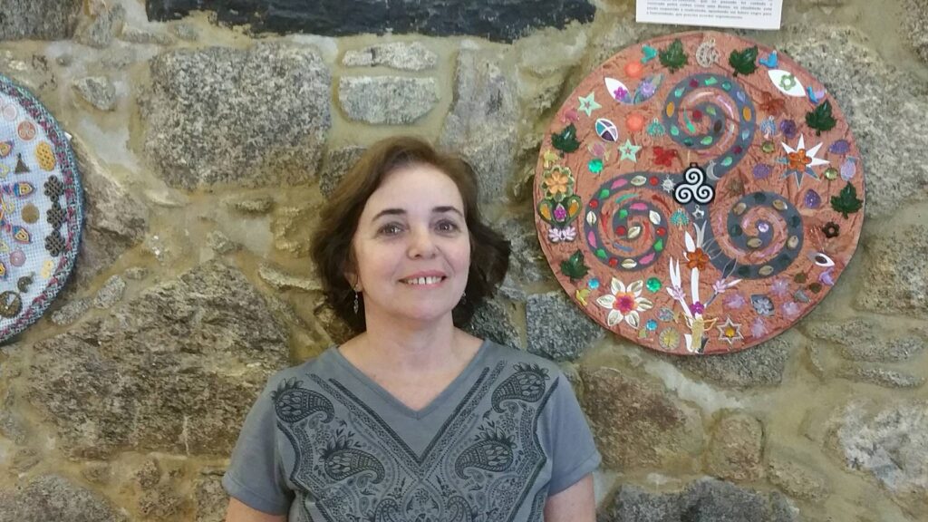 Artista brasileira conduz visita guiada a exposição de cultura celta na Casa Manuel Espregueira e Oliveira