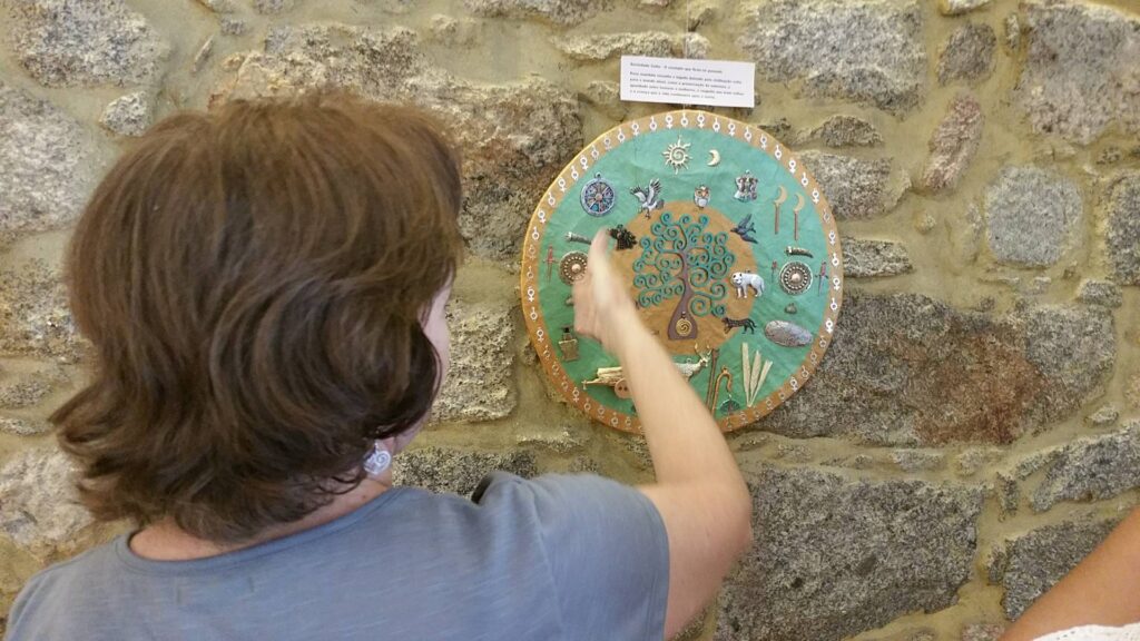 Artista brasileira conduz visita guiada a exposição de cultura celta na Casa Manuel Espregueira e Oliveira