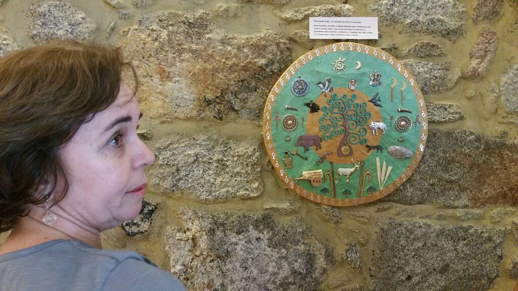 Artista brasileira conduz visita guiada a exposição de cultura celta na Casa Manuel Espregueira e Oliveira