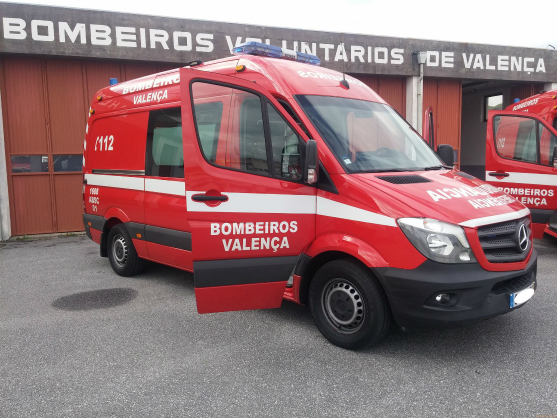 Câmara de Valença ajuda bombeiros voluntários a comprar nova ambulância