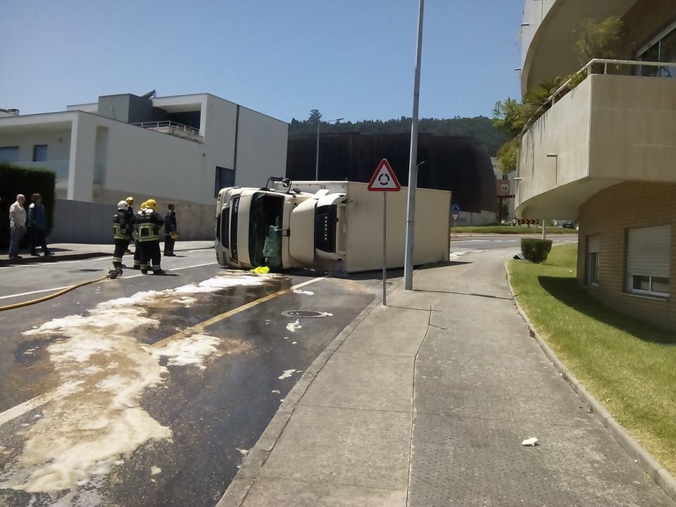 Foram precisas mais de 8 horas para restabelecer trânsito na avenida da Abelheira