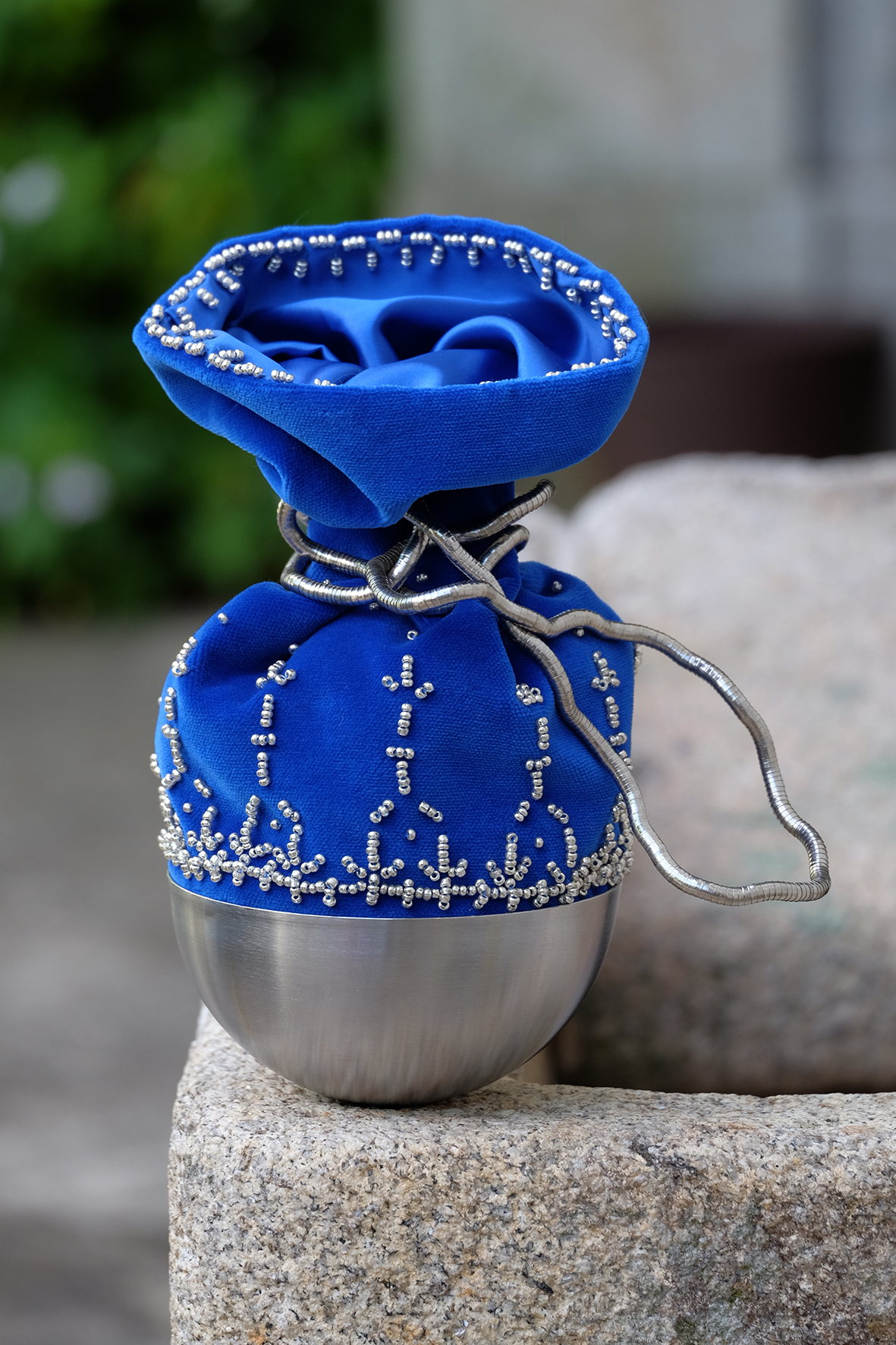Mostra coletiva “Chieira” abre no Museu do Traje com peças únicas de artista de Viana feitas de utensílios do quotiano