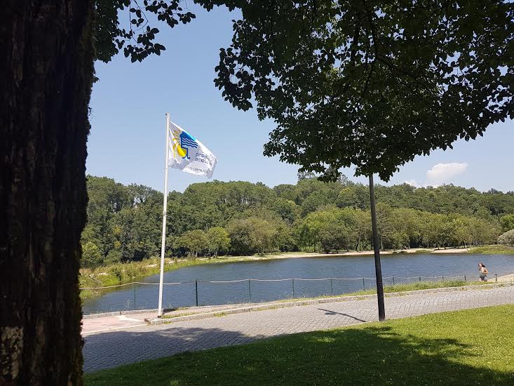 Praia fluvial de Ponte da Barca com bandeira de acessibilidade para todos e água de boa qualidade
