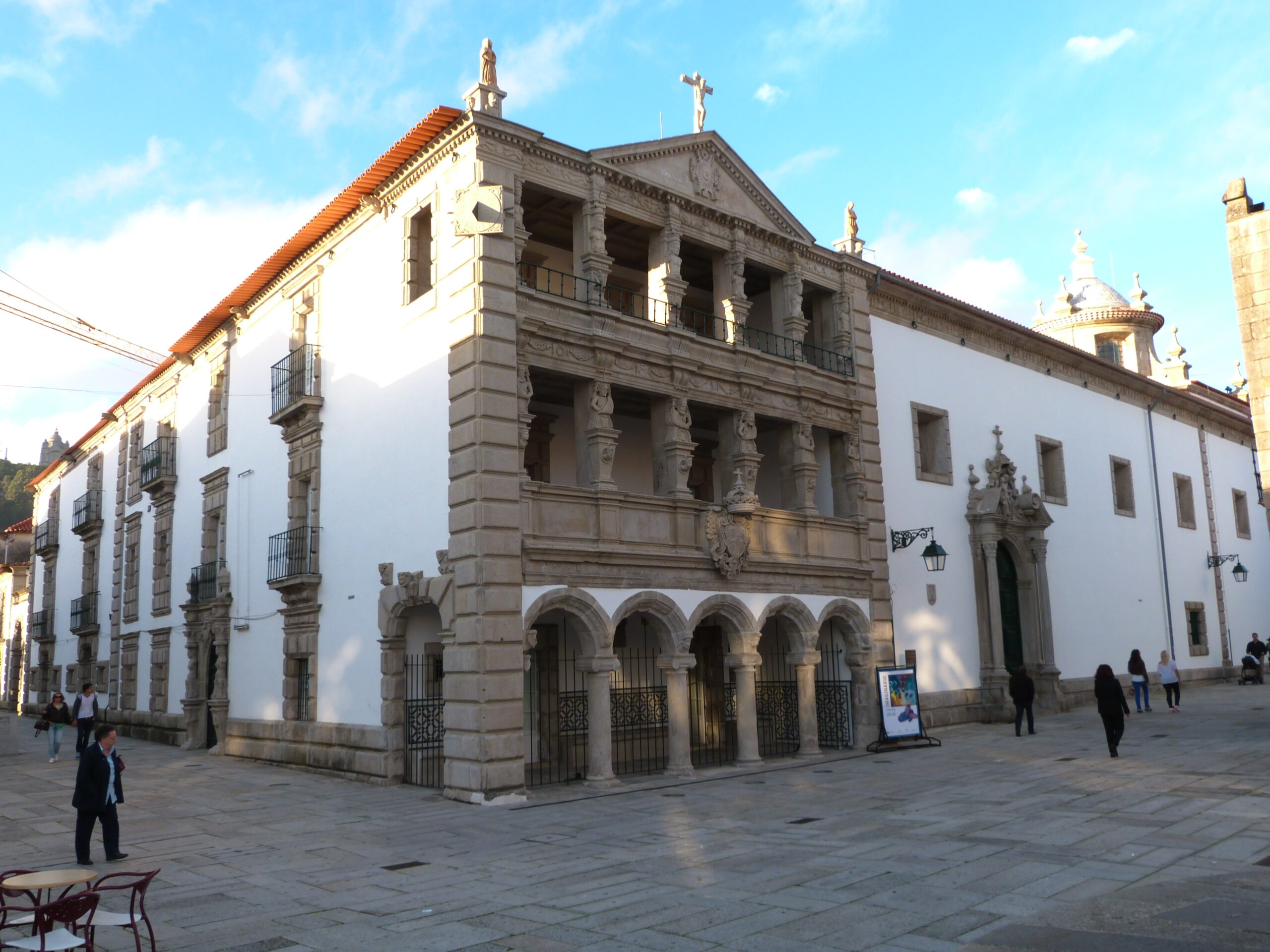 Recri’Arte, desenho e pintura de Cipriano Oquiniame na galeria da Santa Casa de Viana