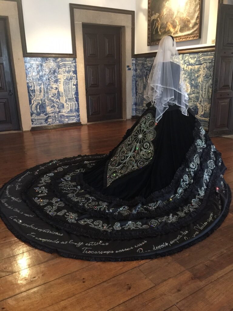 Vestido de Noiva em guita folheada a ouro que recria coração de Viana em exposição na cidade