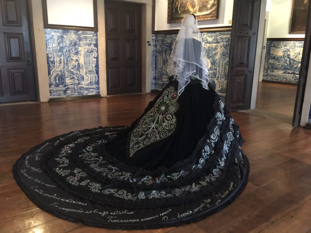 Vestido de Noiva em guita folheada a ouro que recria coração de Viana em exposição na cidade