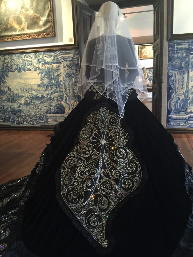 Vestido de Noiva em guita folheada a ouro que recria coração de Viana em exposição na cidade