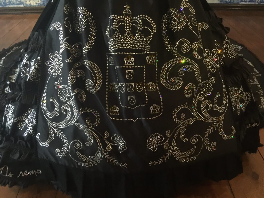 Vestido de Noiva em guita folheada a ouro que recria coração de Viana em exposição na cidade