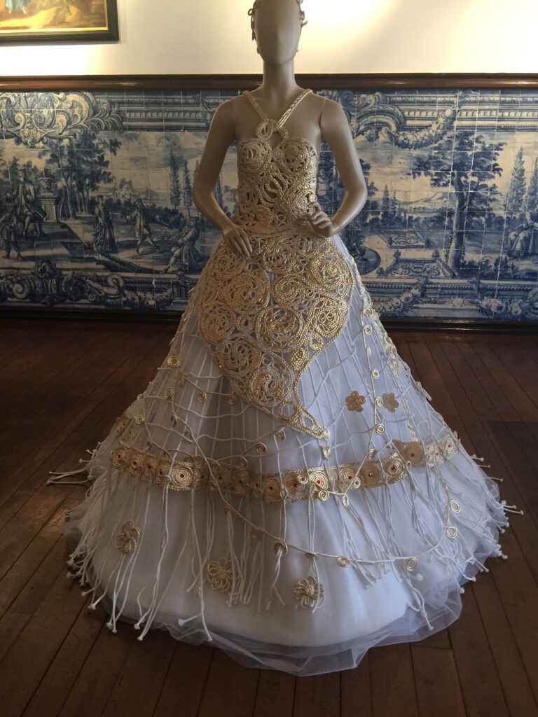 Vestido de Noiva em guita folheada a ouro que recria coração de Viana em exposição na cidade