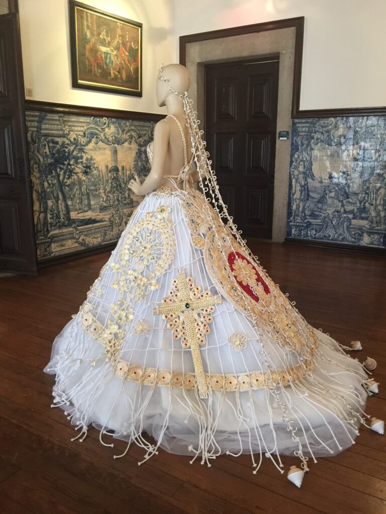 Vestido de Noiva em guita folheada a ouro que recria coração de Viana em exposição na cidade